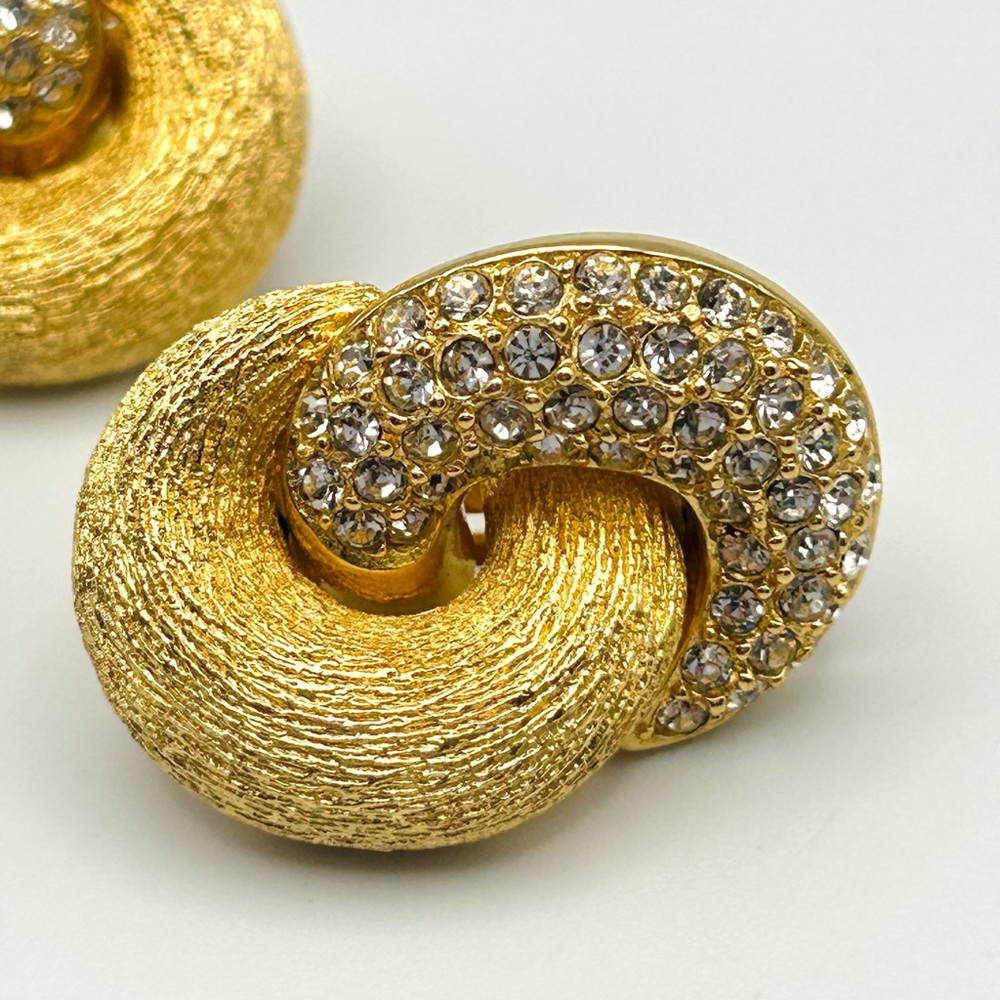 ⚜️Vintage CHRISTIAN DIOR Gold Tone Crystal Love Knot Clip-On Earrings 1980s - Picture 7 of 16